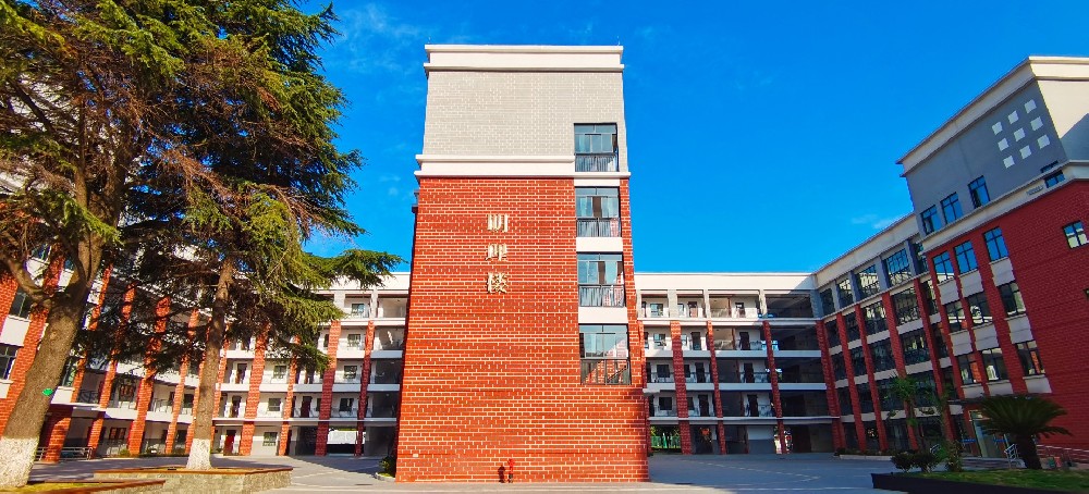 副市长唐承凤一行检查市掇刀石中学2022 年高考考前工作