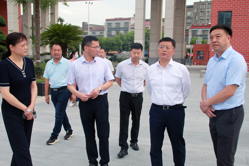 市长李涛带队走访慰问掇刀石中学优秀教师代表