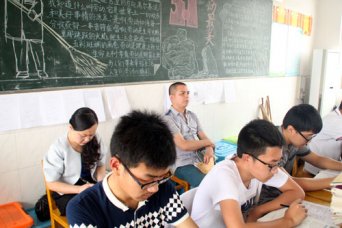 我校高二年级举办“家长开放日”活动