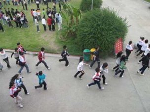 我校举行“校园防震减灾疏散模拟演练”