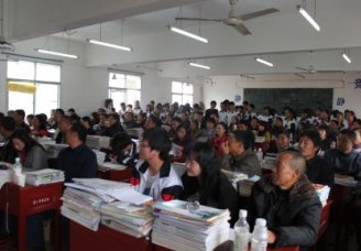 家校结同心 携手育栋梁——我校成立2014届家长委员会