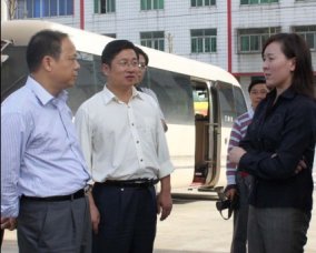 荆门市委副书记、代市长万勇慰问我校教师