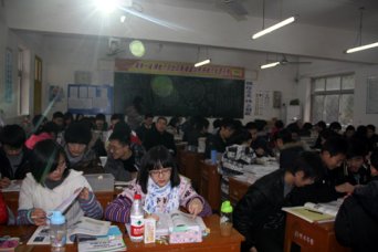 我校“课内比较学”复赛正在进行中 市教研室专家亲临指导