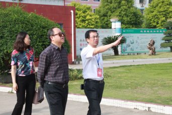 市教育局抽查我校校园文化建设情况