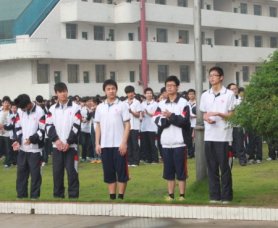 全校师生为高三学子壮行