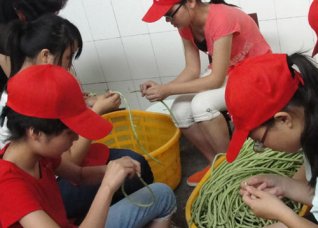 服务中考，我校青年志愿者在行动