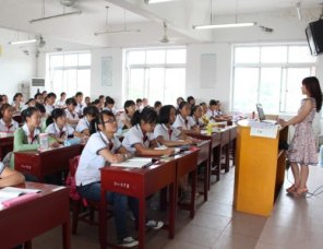 开学聚焦课堂，校领导推门听课