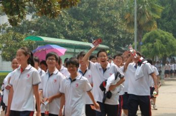 六运会盛大开幕 我校两千师生热情助阵