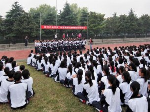 高二年级举办“跑操”比赛