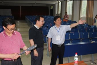 各级领导冒雨查看我校考点，为学子高考护航