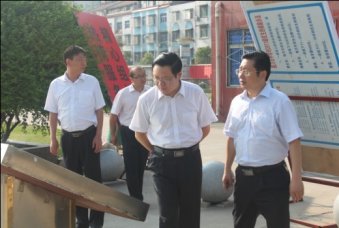 刘启华区长中考前视察掇刀石中学考点工作