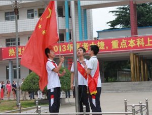 开学第一次升旗 杨校长发表新学期致辞