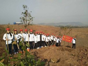 美丽城市 从我做起 ——我校青年志愿者参加植树活动