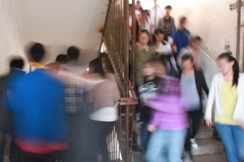 我校举行防火防震安全演练活动