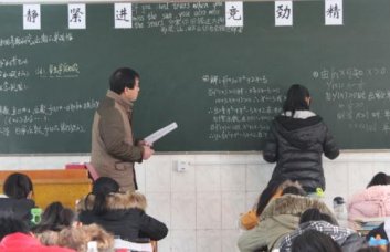 领导“推门听课”，增强课堂实效