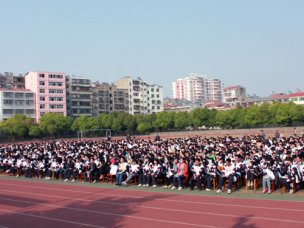 我校举办法制教育大会