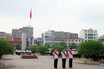 我校隆重举行新学期首次升旗仪式