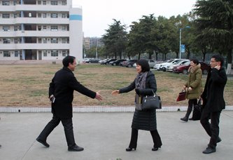 市教育局到校检查开学工作