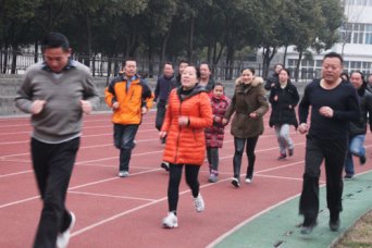 我校举办“庆元旦迎新年”长跑比赛