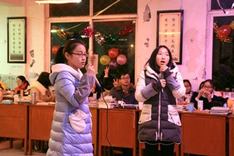 我校各班举办迎新晚会