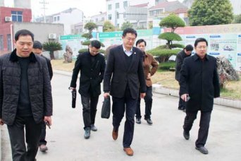 市教育局局长舒君一行到我校调研