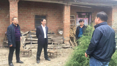 掇刀石中学扶贫小组开展入户走访活动