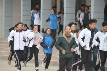 掇刀石中学组织应急疏散、火灾自救演练