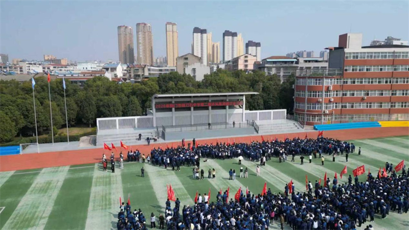 走进春天里，跃动少年心——掇刀石中学开展第二届环凤凰湖健步走活动